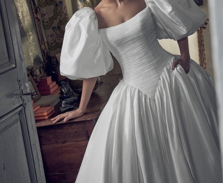 Abito da sposa principesco in raso con maniche a sbuffo scultoree e gonna ampia, presso Il Giardino Fiorito delle Spose a Roma.