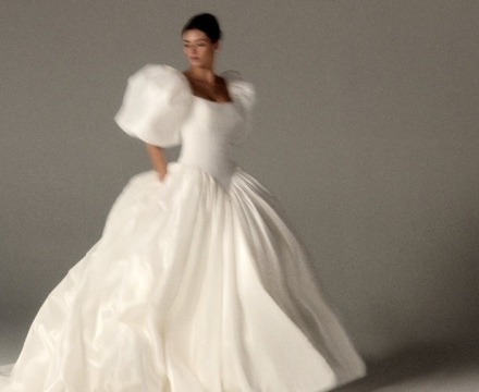 Abito da sposa principesco in raso con maniche a sbuffo scultoree e gonna ampia, presso Il Giardino Fiorito delle Spose a Roma.