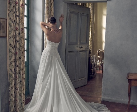 Abito da sposa principesco senza spalline, con ricami floreali sul corpetto e ampio strascico bordato in pizzo, presso Il Giardino Fiorito delle Spose a Roma.
