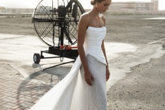 Abito da sposa moderno con corpetto drappeggiato e gonna aderente con dettaglio fluido e linea couture, creazione atelier Il Giardino Fiorito delle Spose Roma