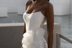 Abito da sposa corto couture con bustier strutturato senza spalline e dettagli floreali tridimensionali, creazione atelier Il Giardino Fiorito delle Spose Roma