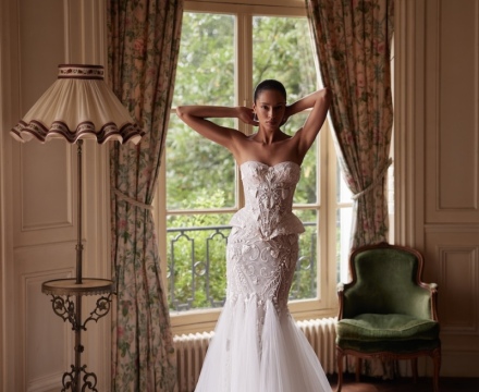 Abito da sposa a sirena in pizzo con corsetto stringato e gonna in tulle, presso Il Giardino Fiorito delle Spose a Roma.
