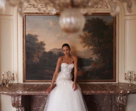 Abito da sposa a sirena in pizzo con corsetto stringato e gonna in tulle, presso Il Giardino Fiorito delle Spose a Roma.