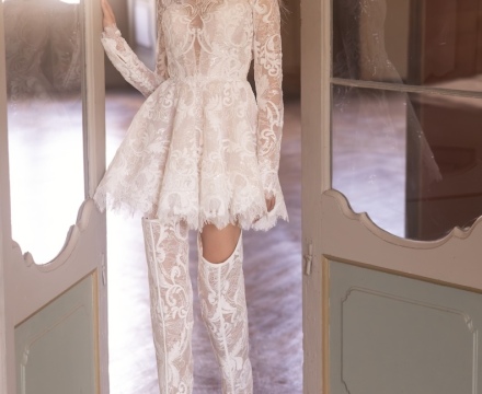 Abito da sposa corto con corpetto strutturato e dettagli tridimensionali e volumi couture, creazione couture atelier Il Giardino Fiorito delle Spose Roma