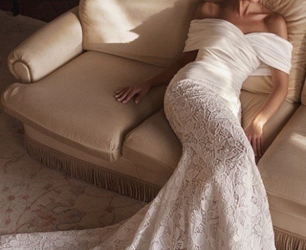 Abito da sposa a sirena in pizzo e scollatura omerale, Il Giardino Fiorito delle Spose Roma.