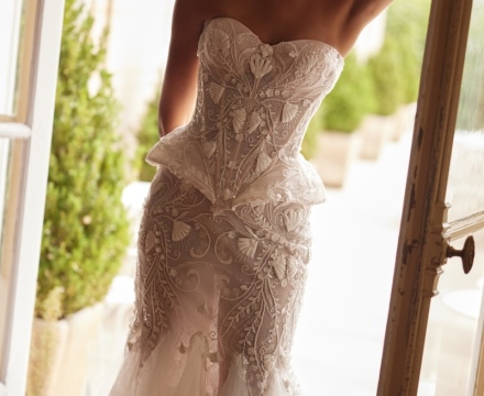Abito da sposa a sirena in pizzo con corsetto stringato e gonna in tulle, presso Il Giardino Fiorito delle Spose a Roma.
