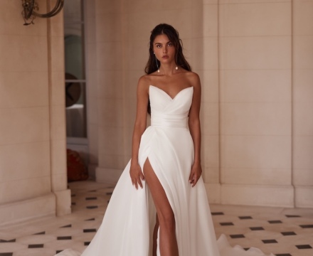 Abito da sposa principesco in raso con corpetto senza spalline, gonna con spacco e lungo strascico, atelier sposa a Roma.