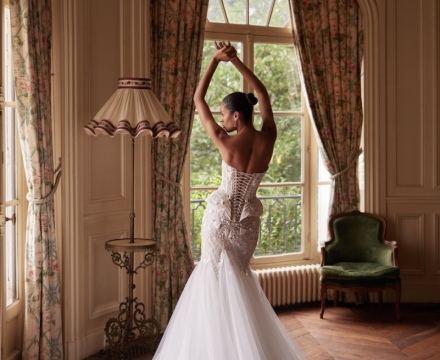 Abito da sposa a sirena in pizzo con corsetto stringato e gonna in tulle, presso Il Giardino Fiorito delle Spose a Roma.