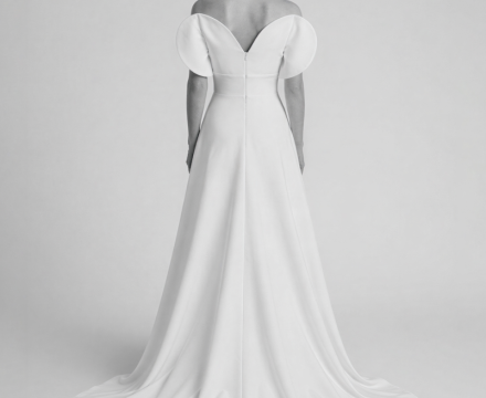 Abito da sposa principesco minimal con profonda scollatura e dettagli scultorei sulle spalle, presso Il Giardino Fiorito delle Spose a Roma.