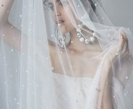 Abito da sposa in tulle con perle, scollatura omerale e cintura gioiello, presso Il Giardino Fiorito delle Spose a Roma.