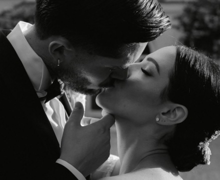 Sposa Il Giardino Fiorito delle Spose in un momento intimo con lo sposo durante il matrimonio