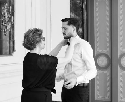 Livia Dell’Orefice durante la preparazione dello sposo prima del matrimonio in un ambiente raffinato