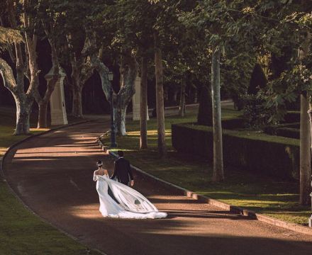 matrimonio Villa Miani Roma sposa con strascico viale alberato shooting matrimonio Roma elegante