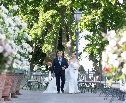 Sposa Il Giardino Fiorito delle Spose in abito da sposa mentre cammina verso la cerimonia accompagnata dal padre