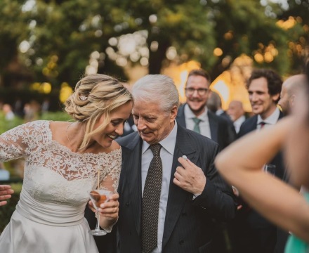 Sposa Il Giardino Fiorito delle Spose in abito in pizzo durante il ricevimento in un momento con Igino Massari