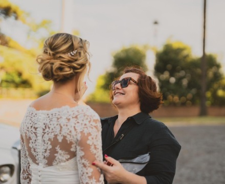 Sposa Il Giardino Fiorito delle Spose in abito in pizzo durante un momento di accoglienza fuori dalla chiesa