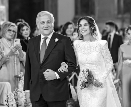 Sposa Il Giardino Fiorito delle Spose con abito in pizzo a maniche lunghe accompagnata dal padre durante l’ingresso in chiesa