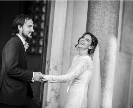 Sposa Il Giardino Fiorito delle Spose con abito in pizzo a maniche lunghe mentre ride con lo sposo durante il matrimonio