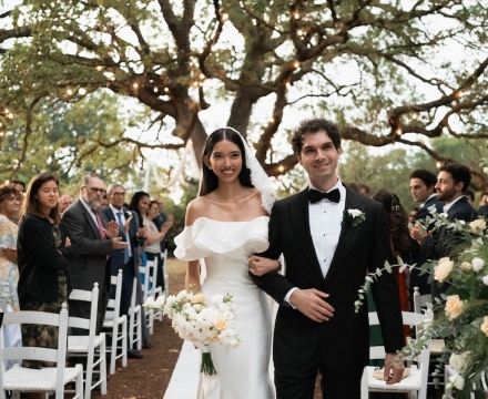 Sposa Il Giardino Fiorito delle Spose con abito da sposa off shoulder durante la cerimonia all’aperto tra luci e natura, Roma