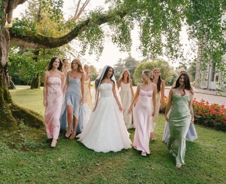 Sposa Il Giardino Fiorito delle Spose con abito in pizzo insieme alle damigelle durante il matrimonio in villa tra natura e giardino