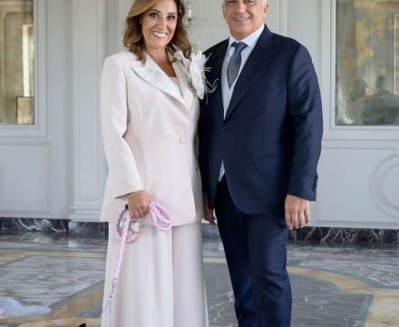 Madre della sposa con abito couture Il Giardino Fiorito delle Spose insieme al padre in un contesto elegante
