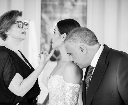 Preparazione della sposa con il padre stilista prima della cerimonia momento intimo e raffinato