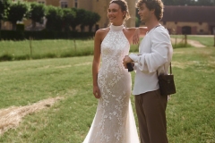 Abito da sposa sirena in pizzo con collo alto indossato in contesto naturale, creazione couture atelier Il Giardino Fiorito delle Spose Roma
