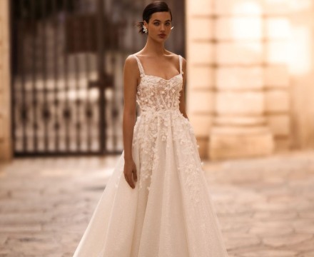 Abito da sposa principessa con corpetto ricamato e gonna ampia con volume scenografico, creazione couture atelier Il Giardino Fiorito delle Spose Roma