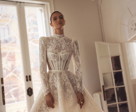 Abito da sposa in pizzo con corsetto strutturato e maniche lunghe con gonna ampia, creazione couture atelier Il Giardino Fiorito delle Spose Roma