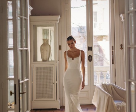 Abito da sposa scivolato con corpetto strutturato e silhouette essenziale in ambiente elegante, creazione couture atelier Il Giardino Fiorito delle Spose Roma