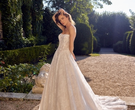 bito da sposa principesco in pizzo con corpetto senza spalline e lungo strascico, presso Il Giardino Fiorito delle Spose a Roma.