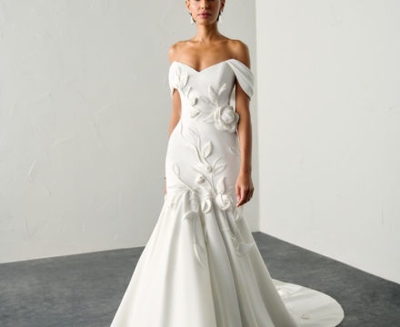 Abito da sposa a sirena con scollatura omerale e applicazioni floreali tridimensionali, presso Il Giardino Fiorito delle Spose a Roma.