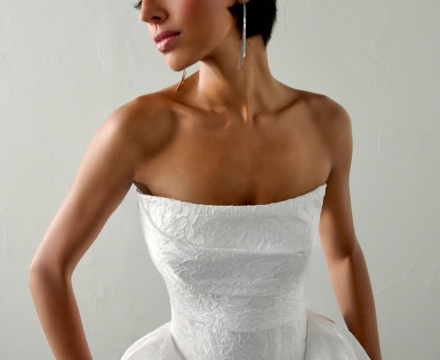 Abito da sposa principesco in tessuto jacquard, con corpetto strutturato senza spalline, disponibile presso Il Giardino Fiorito delle Spose a Roma