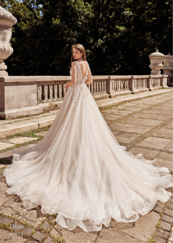 Abito in pizzo con sopragonna di tulle e pizzo