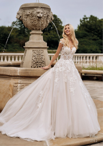 Abito in pizzo con sopragonna di tulle e pizzo