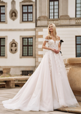 Abito in pizzo con sopragonna di tulle e pizzo