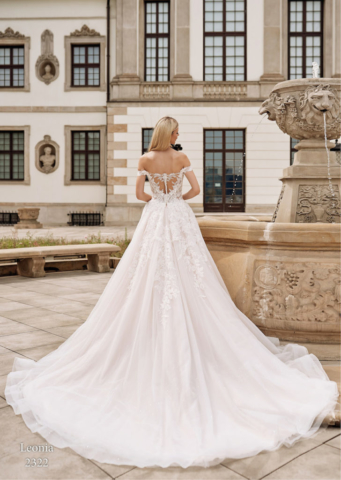 Abito in pizzo con sopragonna di tulle e pizzo