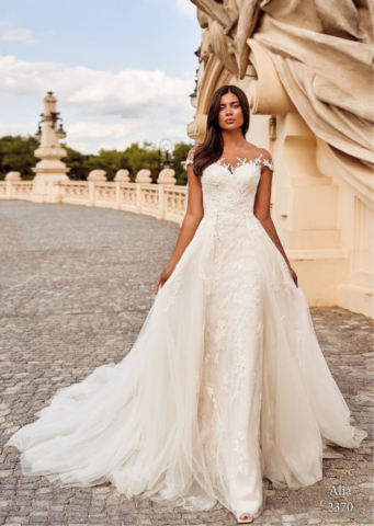 Abito in pizzo con sopragonna di tulle e pizzo
