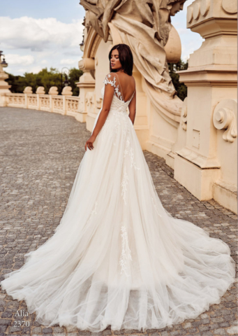 Abito in pizzo con sopragonna di tulle e pizzo