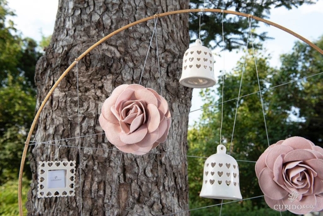 allestimento matrimonio, rose in lattice e campanelle in porcellana