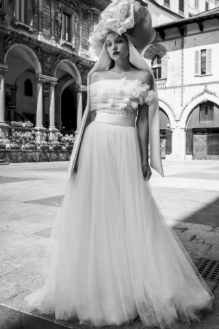Leggerissino abito in tulle mano seta con corpino staccato in pizzo moderno e copri spalle staccabile con delicate foglioline in organza