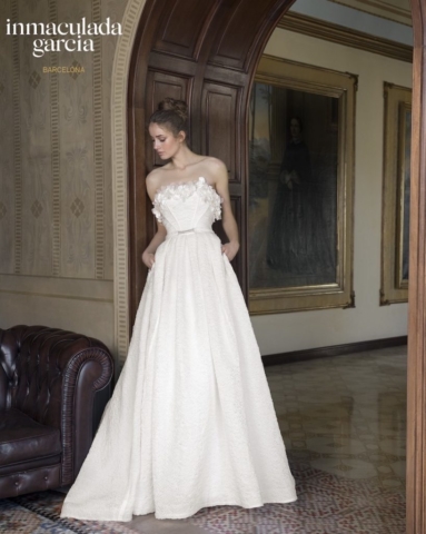 abito da sposa in leggera organza di seta goffrata