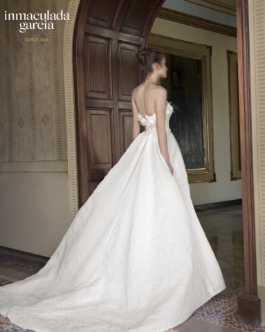 abito da sposa in leggera organza di seta goffrata