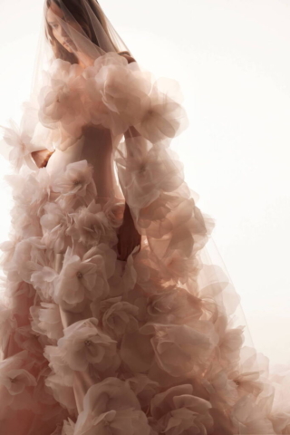 importante abito con rose in organza