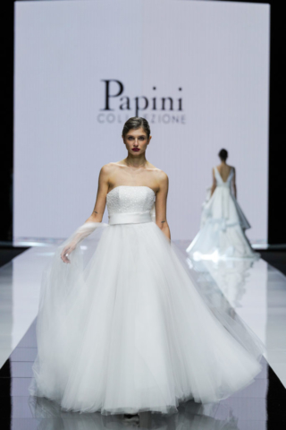 abito con corpino ricamato e gonna in tulle di seta