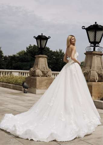abito principesco con bustier e gonna con pizzo