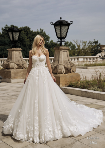 abito principesco con bustier e gonna con pizzo
