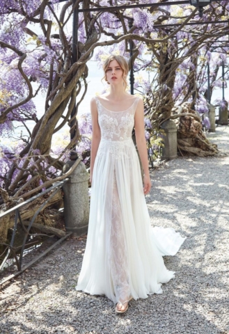 Abito con sovrapposizione di pizzi e leggerissima gonna in chiffon