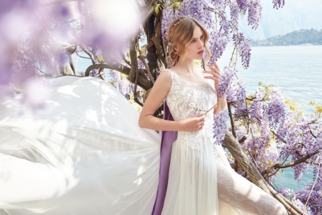 Abito con sovrapposizione di pizzi e leggerissima gonna in chiffon