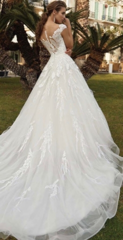 meraviglioso abito con pizzo con piume